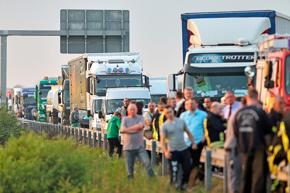 Autofahrer warten am 24.04.2014 hinter einer Unfallstelle auf der Autobahn 14 bei Tornau (Sachsen-Anhalt). Nach dem Unfall mit mehreren Lkw musste die A14 in Richtung Dresden voll gesperrt werden. Es bildete sich ein kilometerlanger Stau