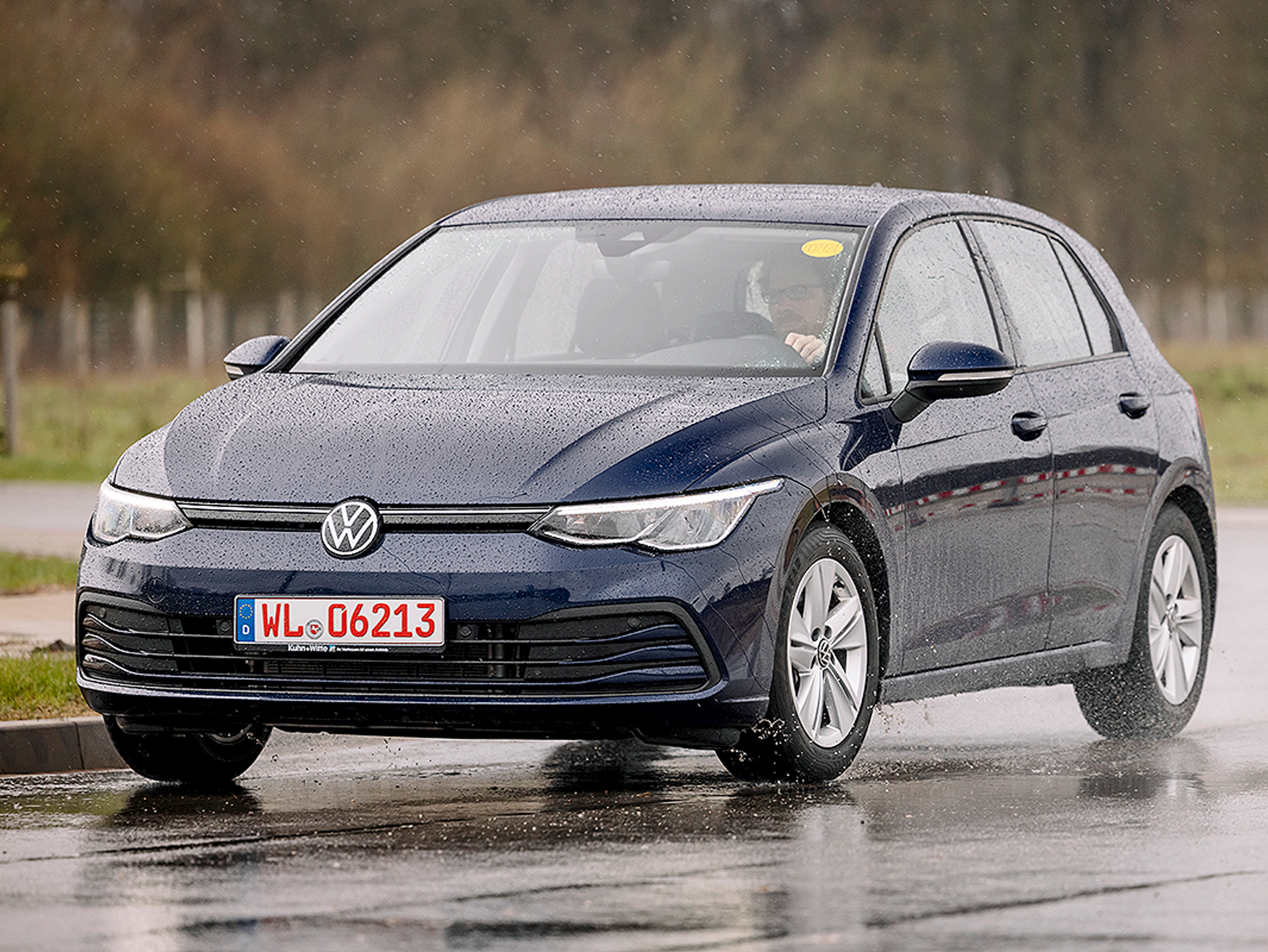 Volkswagen Golf Kombi in Schwarz gebraucht in Hamburg für € 14.990