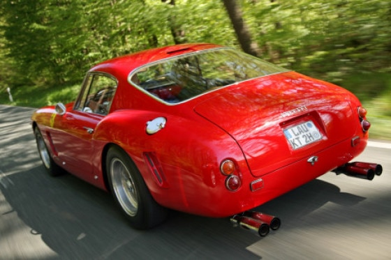 Blaskonzert: Der 250 GT trompetet aus zwei unübersehbaren Doppelendrohren.