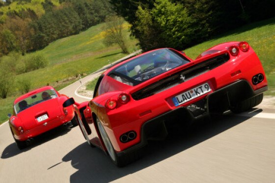 Heckansichten im Wandel der Zeit: dynamisch der Enzo, sexy der 250 GT.