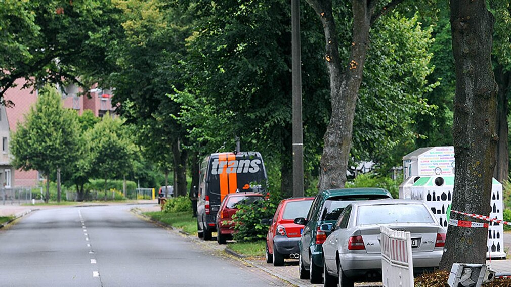 Die Unfallstelle (r) an der besonders langen Schwaneweder Straße nach illegalem Straßenrennen in Bremen