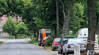 Die Unfallstelle (r) an der besonders langen Schwaneweder Straße nach illegalem Straßenrennen in Bremen
