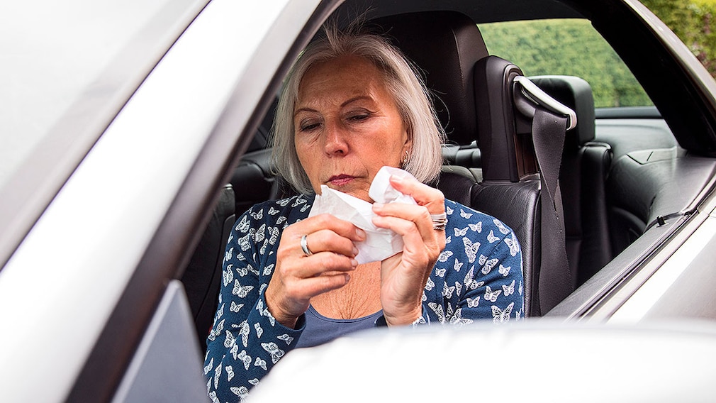 Autofahrerin hat schnupfen Grippe