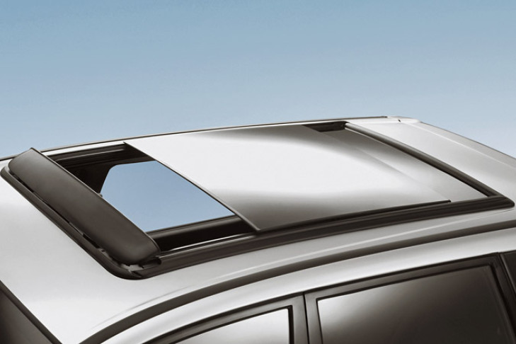 Panorama-glas-sonnendach im modernen auto, sauberes schiebedach und blick  auf den himmel von innen oder im auto