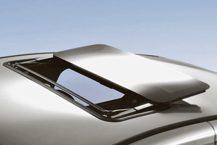 Panorama-glas-sonnendach im modernen auto, sauberes schiebedach