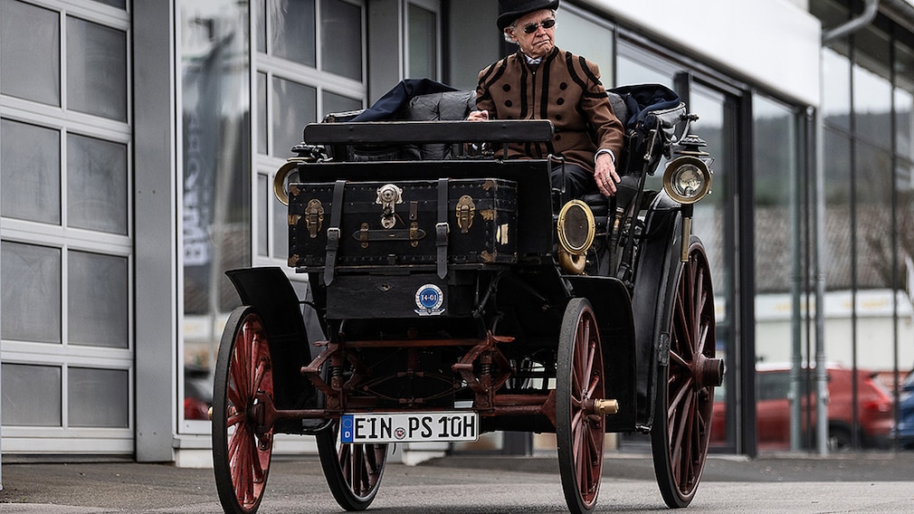 Besitzer Karl-Heinz Rehkopf (l) steht mit seiner Benz Victoria Nummer 99 vor der Hauptuntersuchung mit Prüfer Thorsten Rinke auf dem Parkplatz vom TÜV Nord. Das Fahrzeug ist fast 130 Jahre alt und muss zur routinemäßigen Hauptuntersuchung.