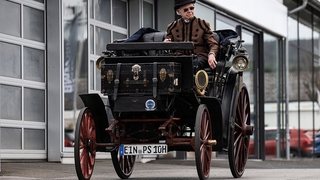 Besitzer Karl-Heinz Rehkopf (l) steht mit seiner Benz Victoria Nummer 99 vor der Hauptuntersuchung mit Prüfer Thorsten Rinke auf dem Parkplatz vom TÜV Nord. Das Fahrzeug ist fast 130 Jahre alt und muss zur routinemäßigen Hauptuntersuchung.