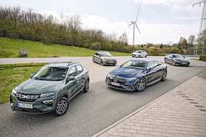 Mercedes EQS 450+ Dacia Spring VW ID.3 Toyota Yaris Hybrid BMW i4 eDrive40