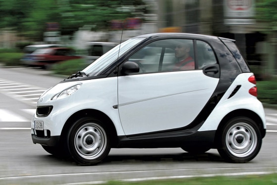Bescheidener Zwerg: Der 2,70 Meter kurze Smart macht einen Verbrauch von 2,9 Liter möglich.