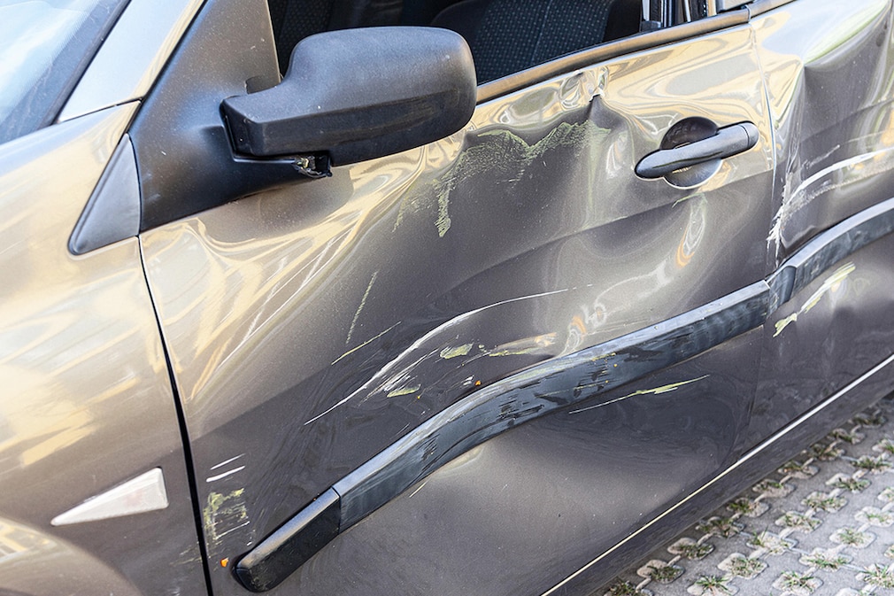 Lifehack: Beule im Auto mit Haushaltsmitteln ausbessern - AUTO BILD