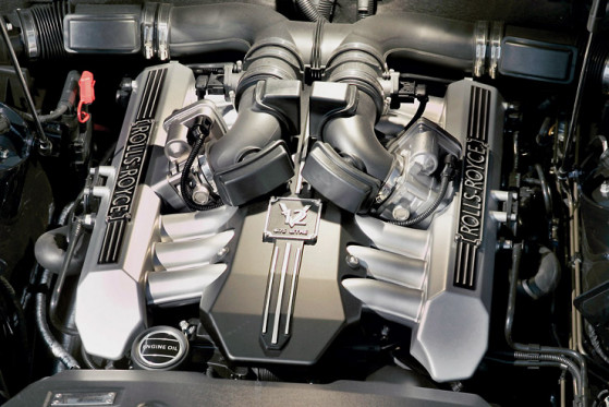 Unhörbares Kraftpaket: Der BMW-V12 mit 460 PS arbeitet akustisch absolut im Verborgenen.