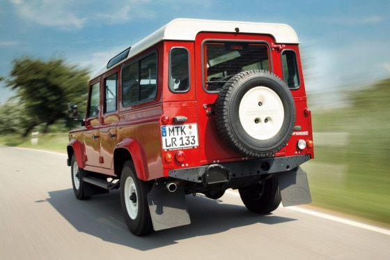 Der Defender ist der Letzte seiner Art: Autos ohne Rußpartikelfilter, Airbags und ESP sind bei uns eigentlich längst ausgestorben.