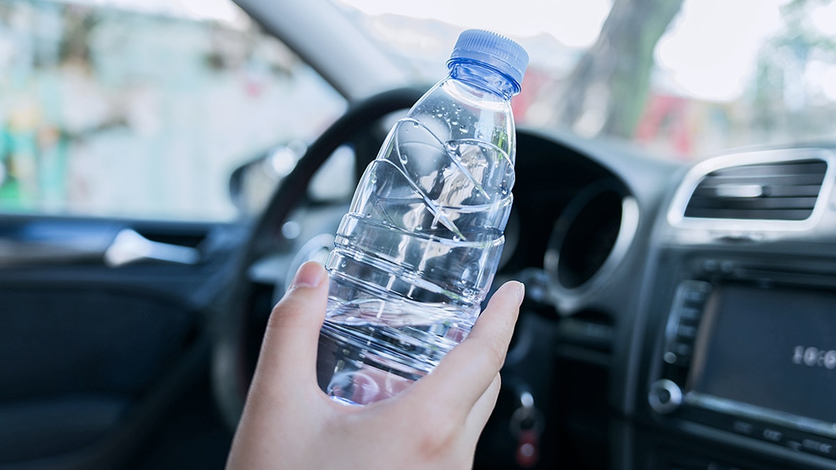 Wasserflaschen im Auto: im Sommer eine echte Gefahr - AUTO BILD