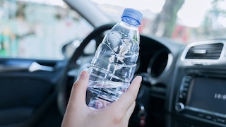 Plastikflasche im Auto