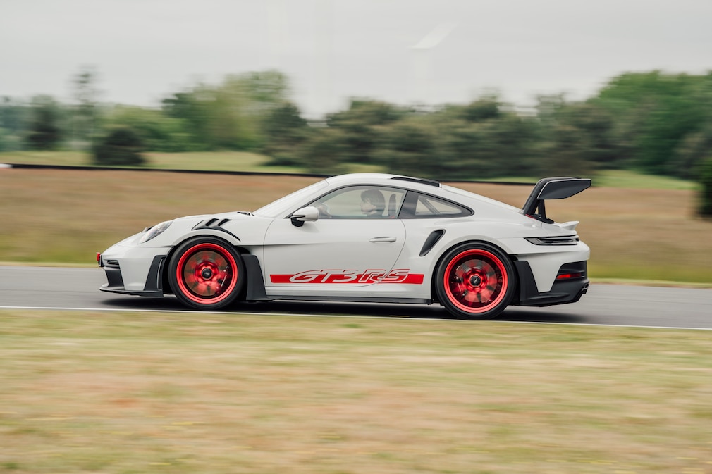 Porsche GT3 RS gegen VW Käfer 1600