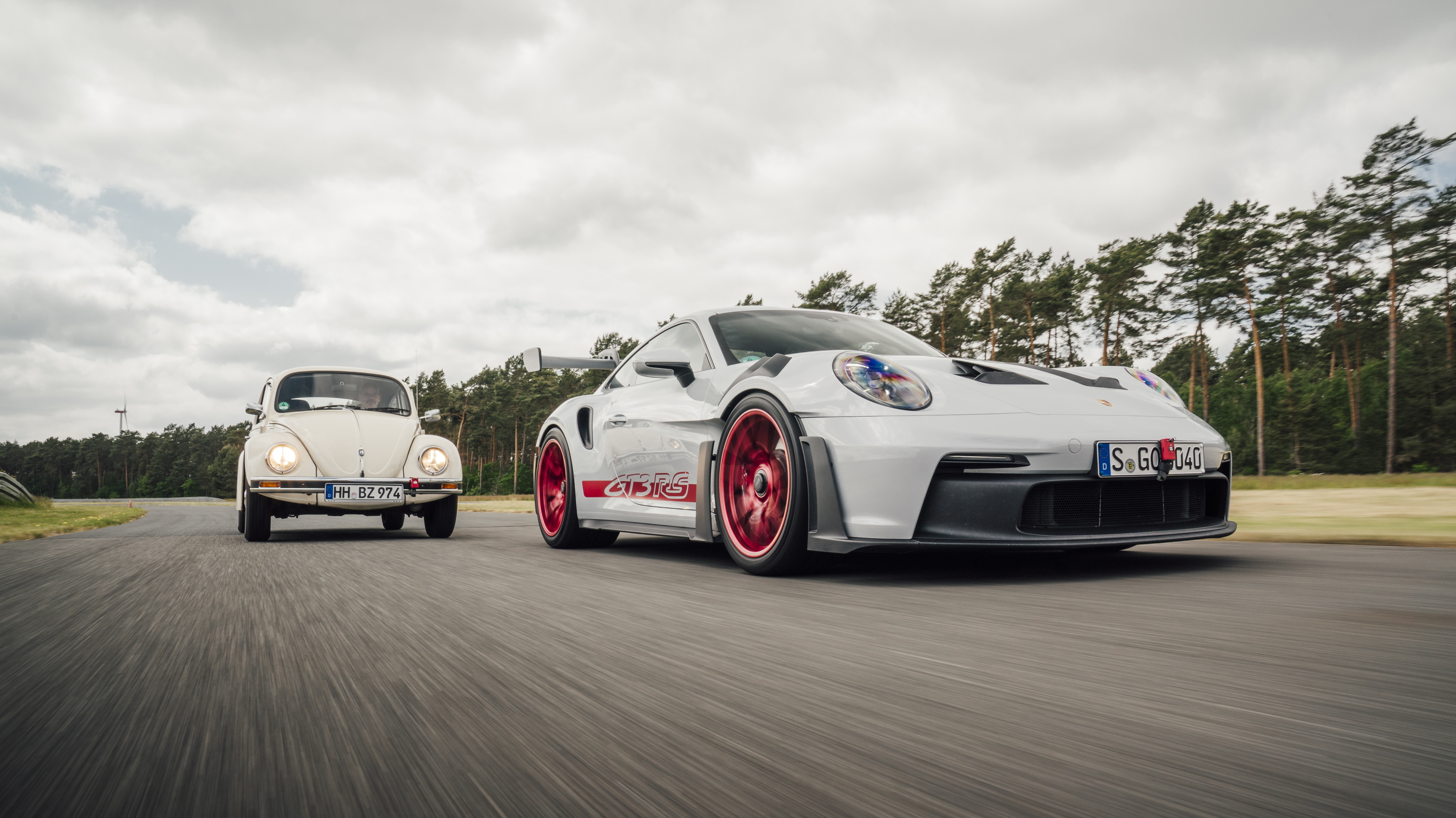 Unglaublich! Dieser Künstler verwandelt den VW Käfer in einen Porsche 992  GT3