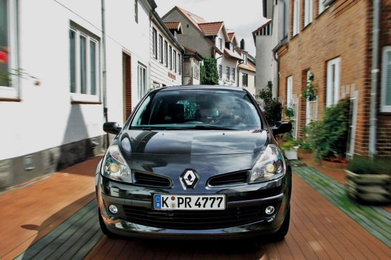 Beim Spurt bleibt der Clio dem Fabia dicht auf den Frsen. ESP gibt es nur gegen Aufpreis.