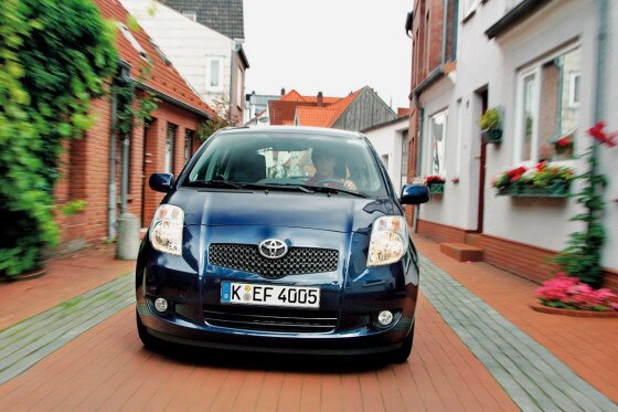 Der Yaris bietet viel Sicherheit inklusive ESP, sieben Airbags, aktiver Kopfstützen vorne.