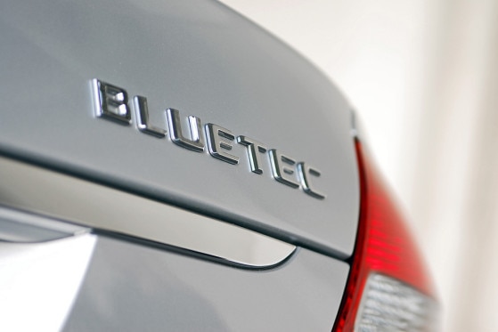 Am Schriftzug sollt ihr ihn erkennen. Am Heck legt der E 300 sein grün-blaues Bekenntnis ab.