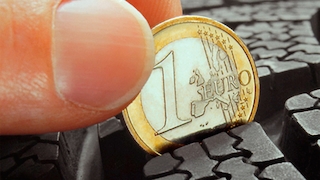 Messung der Reifenprofiltiefe mit einer Ein-Euro-Münze