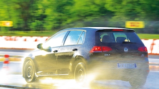 VW Golf Winterreifentest - Nasse Strecke Bremsen