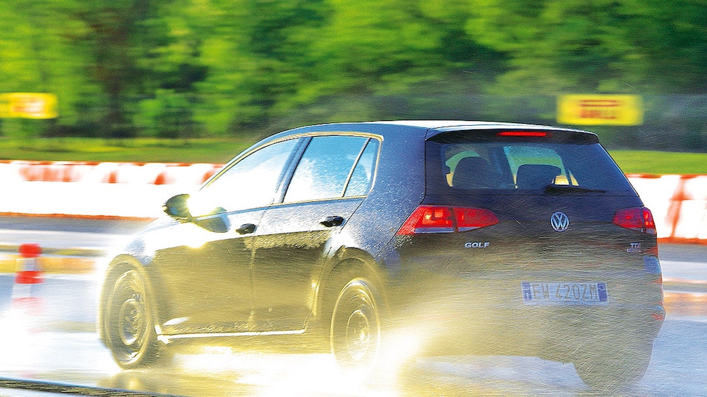 VW Golf Winterreifentest - Nasse Strecke Bremsen