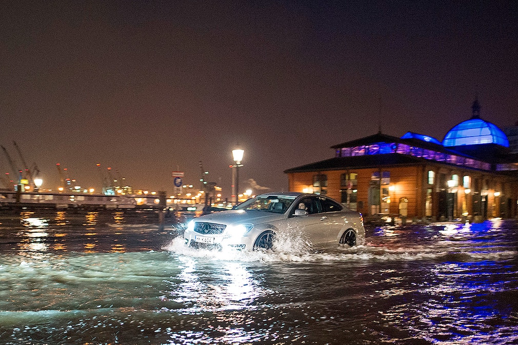 Ein Auto fährt am 04.01.2017 in Hamburg während einer Sturmflut über den überfluteten Fischmarkt vor der Fischauktionshalle. Das Sturmtief «Axel» beschert dem Norden Sturm und Hochwasser an den Küsten von Nord- und Ostsee.