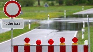 Die Kreisstraße K7588 ist am 03.05.2015 nach anhaltenden Regenfällen wegen Hochwasser zwischen Unlingen und Daugendorf (Baden-Württemberg) gesperrt