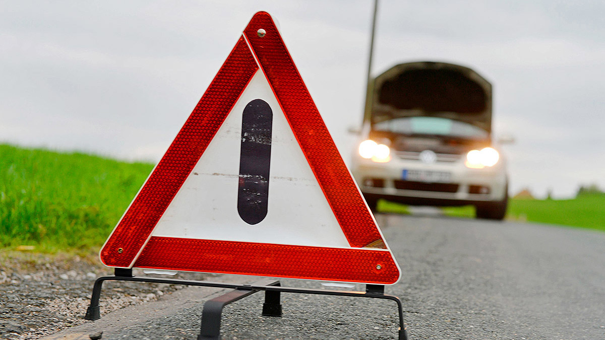 Regelungen zur Benutzung des Warndreiecks auf der Autobahn - AUTO BILD