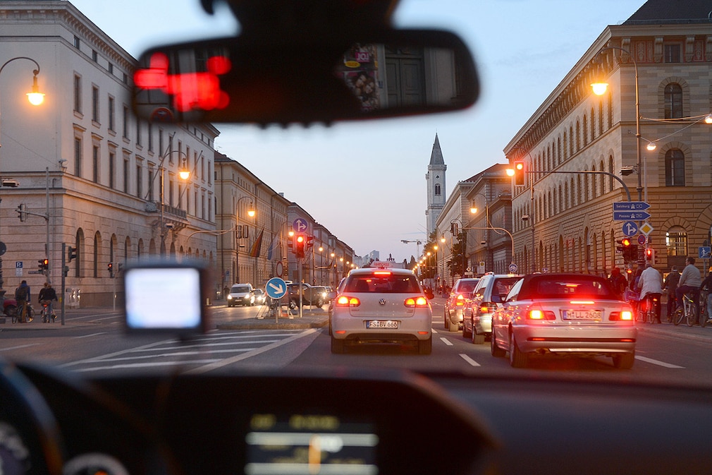 Autos stehen am Dienstag (05.06.2012) in München auf der Leopoldstraﬂe an der Ampel