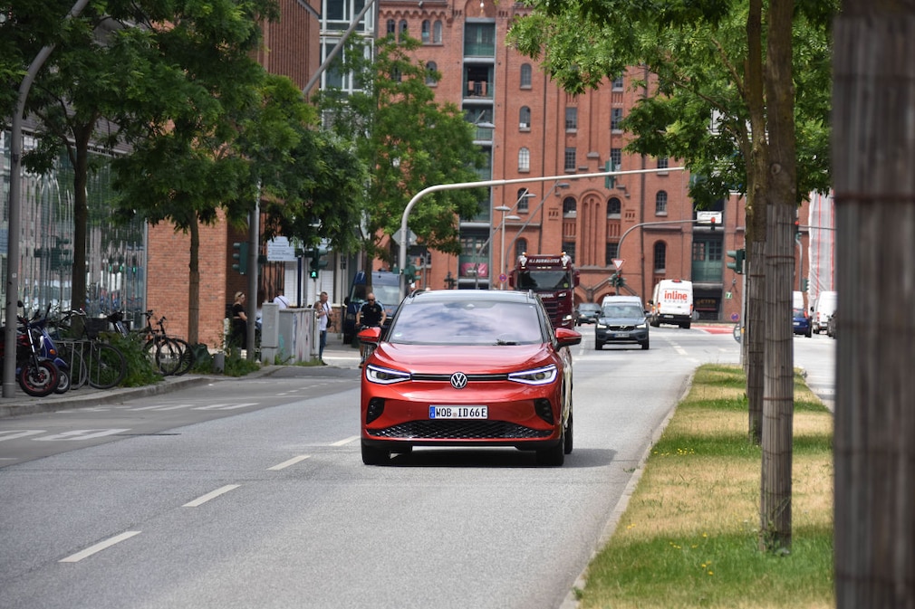 ID. 4 GTX auf der Straße