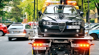 Ein Auto wird in Berlin abgeschleppt Oktober 2011