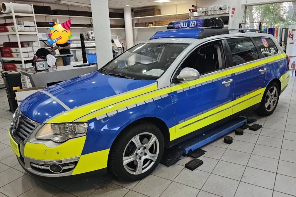 Auto sieht aus wie Streifenwagen