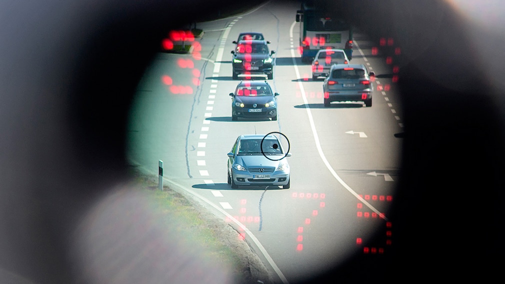 Im Sucher einer Laserpistole an einer Kontrollstelle der Polizei an einer Bundesstraße wird die Entfernung eines entgegenkommenden Fahrzeugs (312 Meter, oben) und die Geschwindigkeit von 75 Stundenkilometern angezeigt. In mehreren Bundesländern führt die Polizei an diesem Tag beim Blitzmarathon über 24 Stunden vermehrt Geschwindigkeitskontrollen durch. Rund 1900 Polizisten werden bayernweit an 2000 Stellen die Geschwindigkeit messen und Raser aus dem Verkehr ziehen..