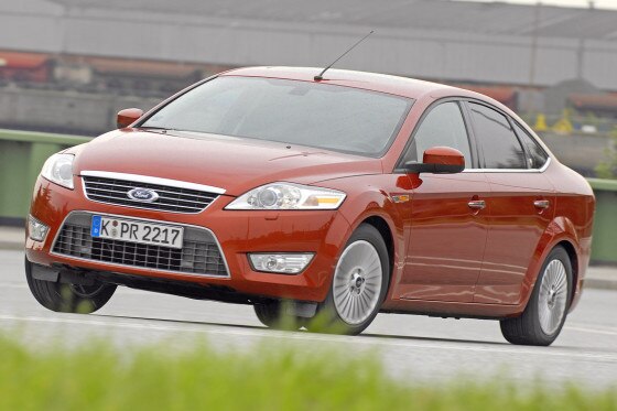 Die Abstimmung des Fahrwerks ist gut gelungen: Der Mondeo rollt angenehm weich ab.