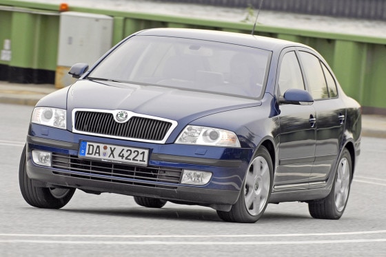 Der Skoda kostet satte 9646 Euro weniger als der Mercedes. Da kommt man leicht ins Grübeln.