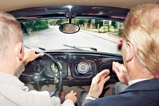 Ostermanns Traum wird wahr – er fährt seine ersten Meter im Ur-Käfer.