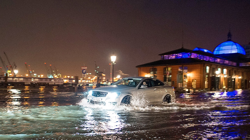 Ein Auto fährt am 04.01.2017 in Hamburg während einer Sturmflut über den überfluteten Fischmarkt vor der Fischauktionshalle. Das Sturmtief «Axel» beschert dem Norden Sturm und Hochwasser an den Küsten von Nord- und Ostsee.