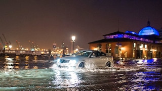 Ein Auto fährt am 04.01.2017 in Hamburg während einer Sturmflut über den überfluteten Fischmarkt vor der Fischauktionshalle. Das Sturmtief «Axel» beschert dem Norden Sturm und Hochwasser an den Küsten von Nord- und Ostsee. 