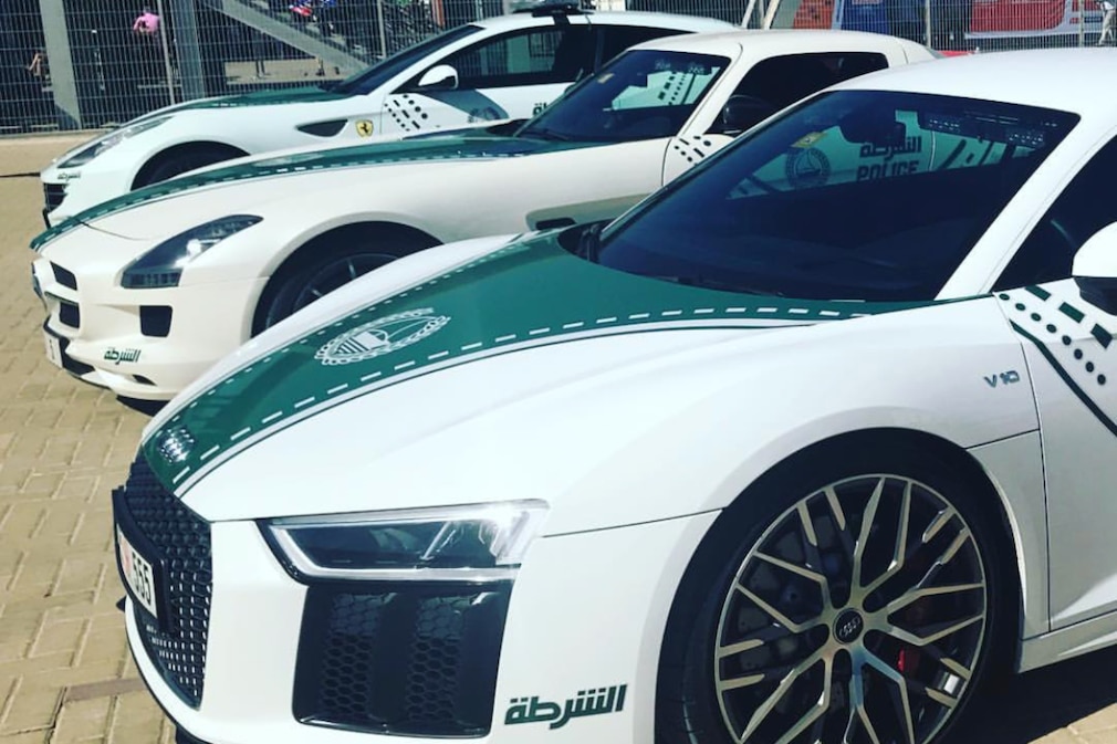 Polizei von Dubai: Autos
