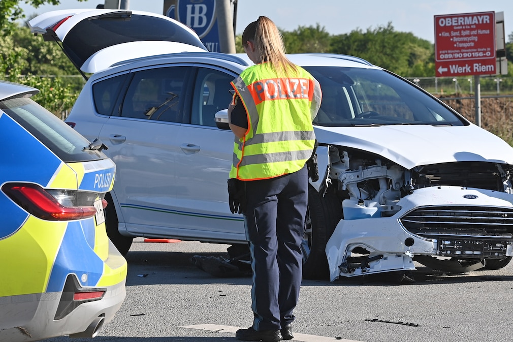 Polizistin bei der Unfallaufnahme nach Verkehrsunfall.