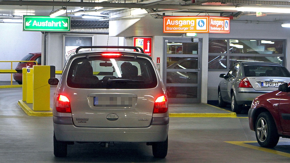 Blick in das Parkhaus Luisenplatz/Sanssouci in Potsdam (Brandenburg) am 10.11.2012. Die Anlage ist beim ADAC-Parkhaus-Test zum Testsieger mit der Note gut gekürt worden