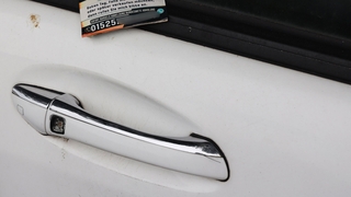 Auto mit Visitenkarte von Autohändler