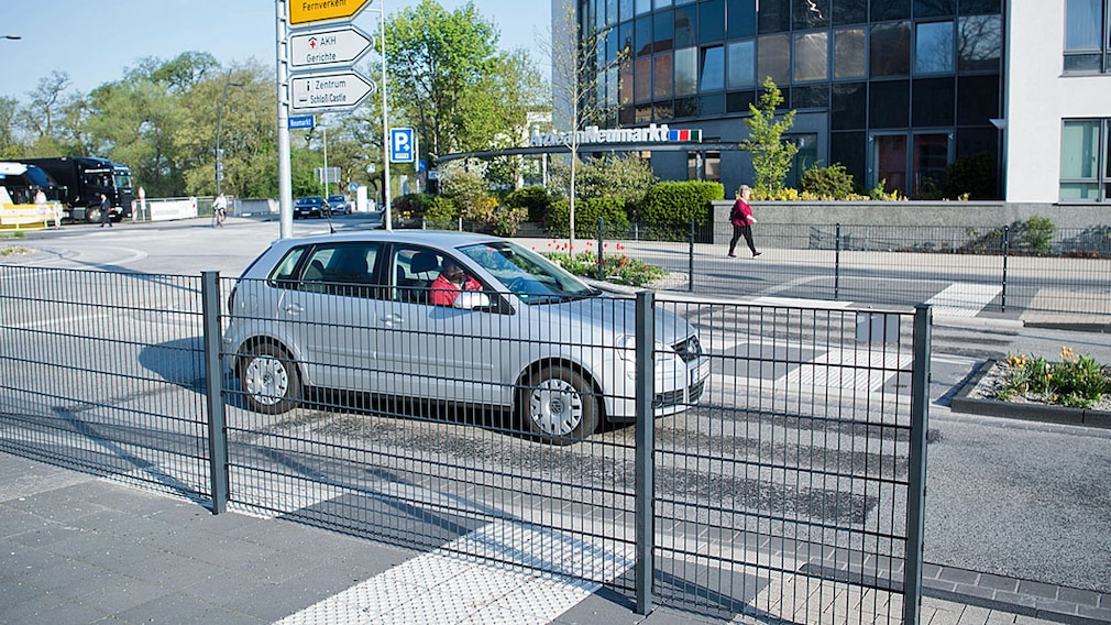 Zebrastreifen mit Zäunen in Celle