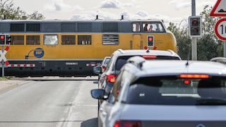 Autos an einem Bahnübergang