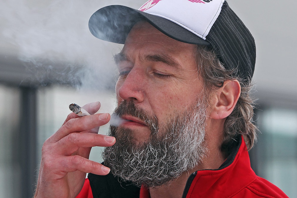 Testperson Redakteur Bernd Volkens mit Joint