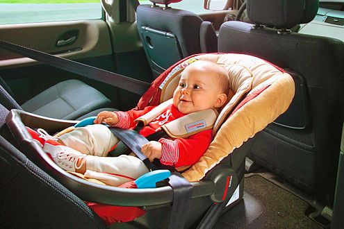 Ganz wichtig: Babyschalen für die Kleinen müssen immer gegen die Fahrtrichtung montiert und mit Dreipunktgurt gesichert werden.
