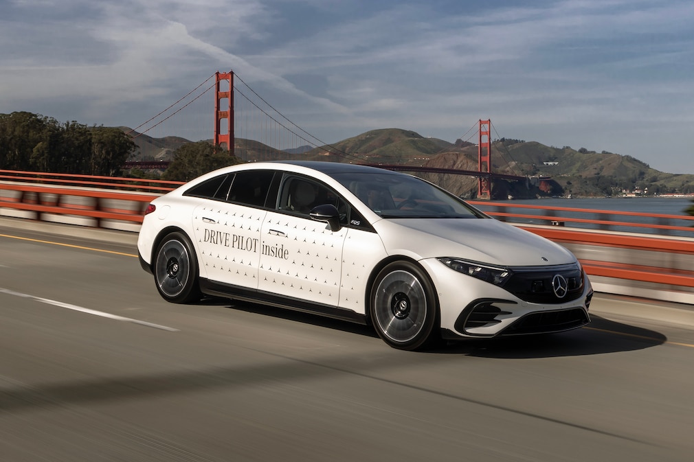 Mercedes EQS mit Drive Pilot vor der Golden Gate Bridge in San Francisco