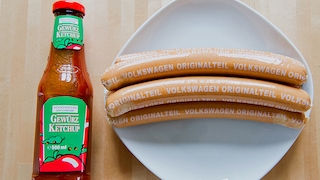 Currywurst mit Aufschrift Volkswagen Originalteil und ein VW-Logo - Wolfsburg