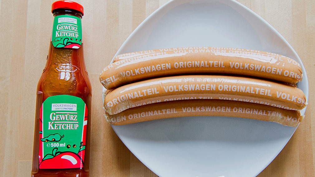 Currywurst mit Aufschrift Volkswagen Originalteil und ein VW-Logo - Wolfsburg
